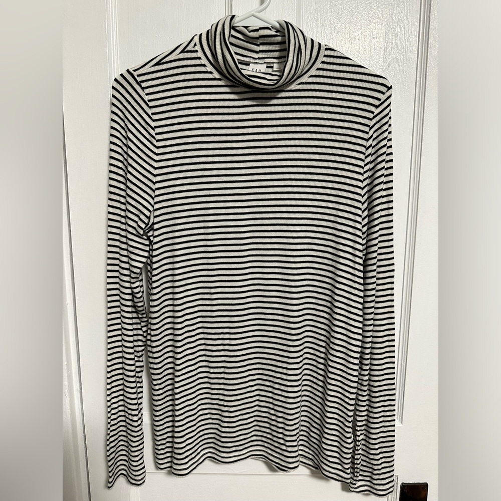 GAP lightweight striped turtleneck